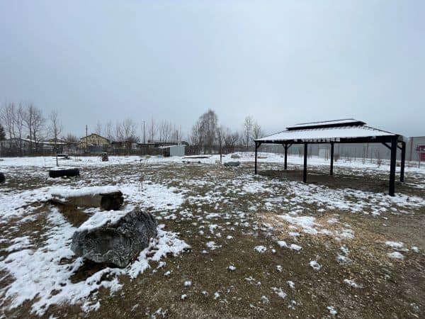 Hundewiese mit Pavillon teils schneebedeckt