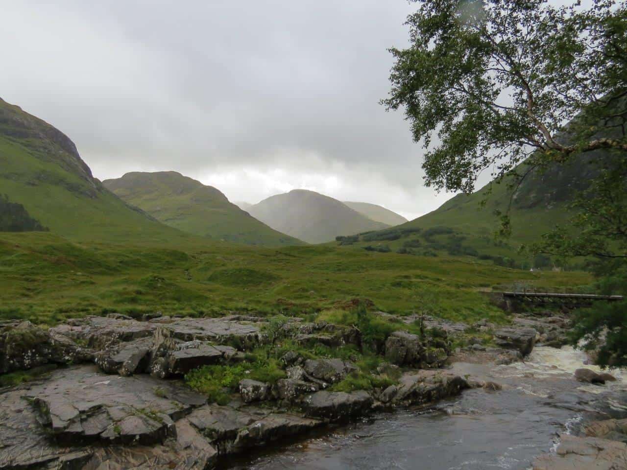 Bachlauf im Glen Etive – Felsen, Wasser und grüne Hügel im sanften Licht