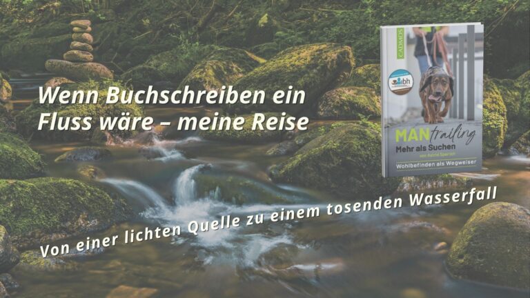 Titelbild zum Blogartikel „Wenn Buchschreiben ein Fluss wäre – meine Reise“, mit einem fließenden Bach im Wald und dem Buchcover „Mantrailing: Mehr als Suchen“ am rechten Rand.