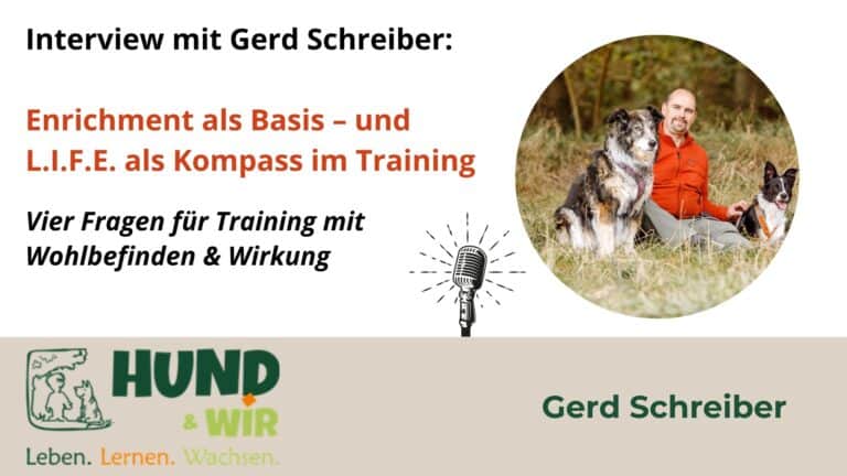 Titelbild zum Podcast-Interview mit Gerd Schreiber: Enrichment als Basis und L.I.F.E. als Kompass im Training. Gerd Schreiber sitzt mit seinen zwei Hunden Enya und Jim auf einer Wiese.