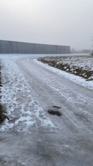 Vereister und glatter Weg zur Hundewiese Ampfing im Winter.
