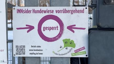 Hinweisschild zur vorübergehenden Sperrung der Hundewiese Ampfing im Winter.